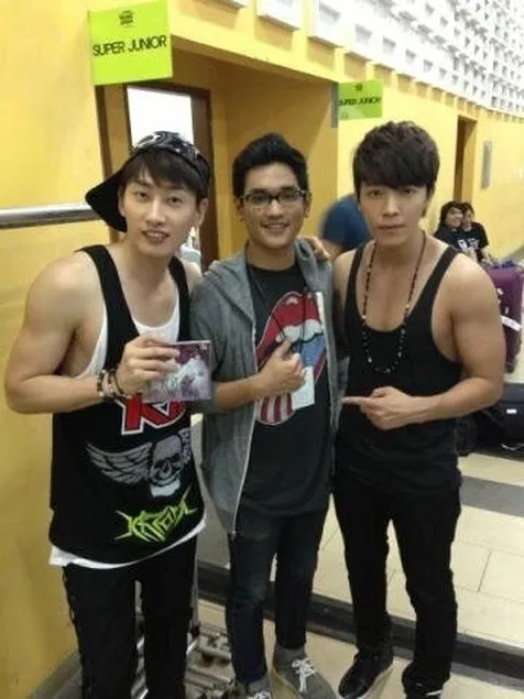 Afgan menyempatkan diri berfoto dengan Eunhyuk dan Donghae di backstage. ©via sup3rjunior.com