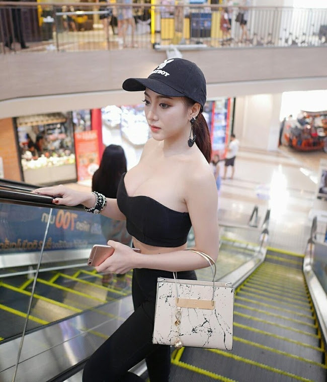 Vẻ đẹp nóng bỏng của cô người mẫu 18 tuổi khiến dân mạng rần rần chia sẻ - Ảnh 1. Vẻ đẹp nóng bỏng của cô người mẫu 18 tuổi khiến dân mạng rần rần chia sẻ - Ảnh 1.