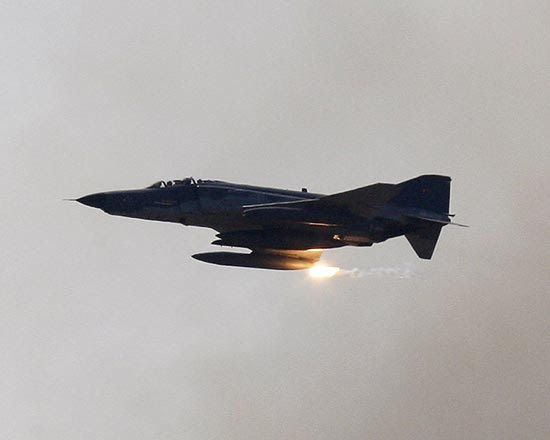 Avião F-4 das forças turcas do mesmo modelo do que caiu no Mediterrâneo próximo à costa síria