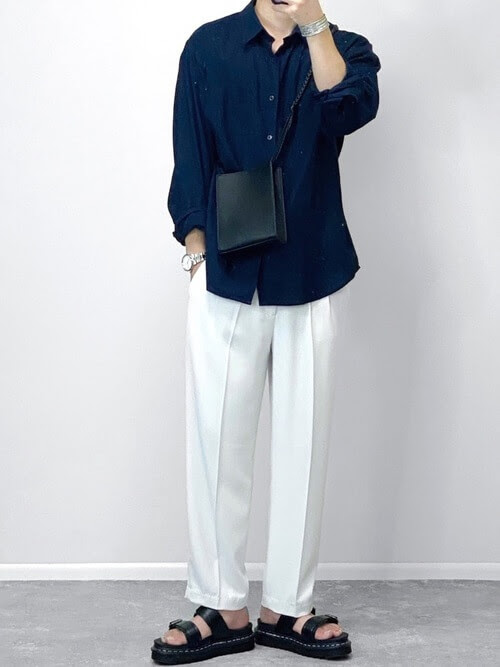 ネイビーのリネンシャツの夏コーデ メンズに人気のリネンシャツを紹介 春夏秋冬トレンド情報ピポパ発信局