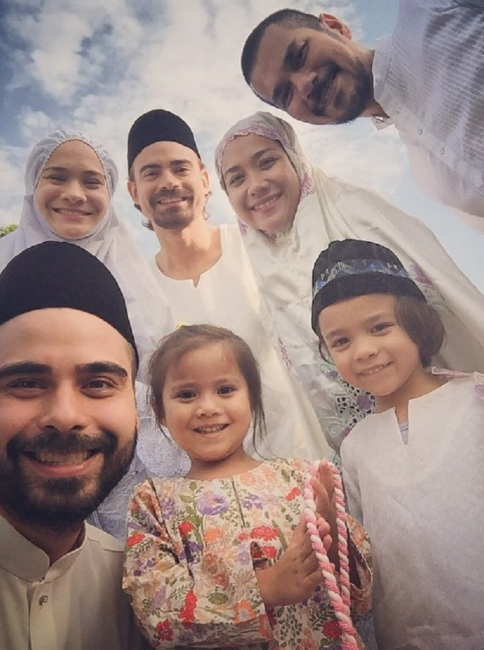 Adam Sinclair Adik Ashraf Sinclair - Biodata Pengarah Adam 