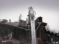 Ein Haus 
wird mit einem Bagger zerstört (Foto: AP)
