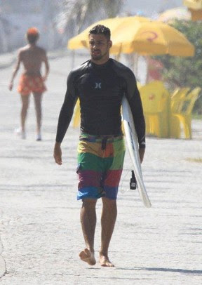 Cauã surfando (Foto: Ag. News)