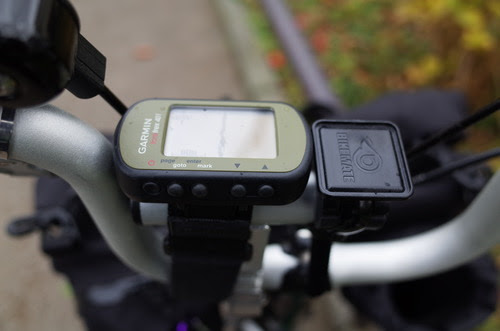 乾電池駆動の腕時計型GPS Garmin Foretrex 401をスマートフォンと 