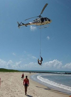 Helicóptero Potiguar 1, da Secretaria de Segurança Pública, foi utilizado em vários salvamentos ao longo da orla (Foto: Divulgação/Sesed)