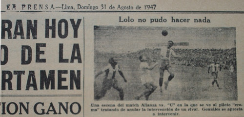 Elocuente sumilla de la foto del diario La Prensa para el clásico en que Alianza goleó 0-4 a la 'U' en 1947: el 'Cañonero' nada pudo hacer para evitarlo (Recorte: diario La Prensa, 31/08/47)