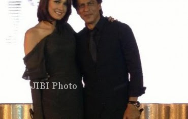 Foto Luna Maya on Com   Luna Maya Pamer Foto Merangkul Shahrukh Khan   Foto Luna Maya