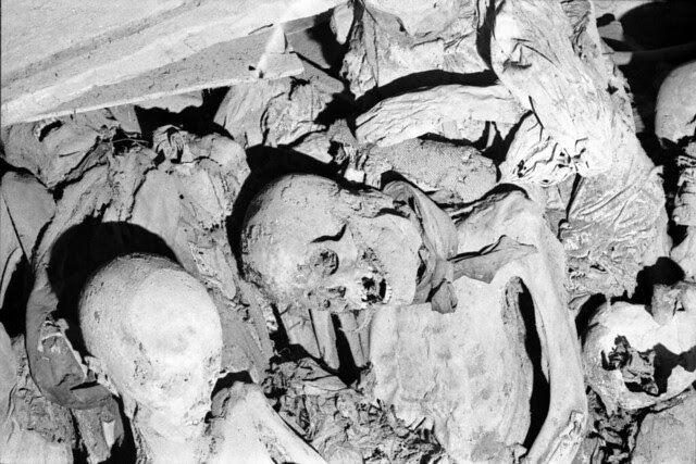 Momias de la cripta de la Iglesia de San Andrés de Toledo el día 1 de junio de 1974. Fotografía de José María Moreno