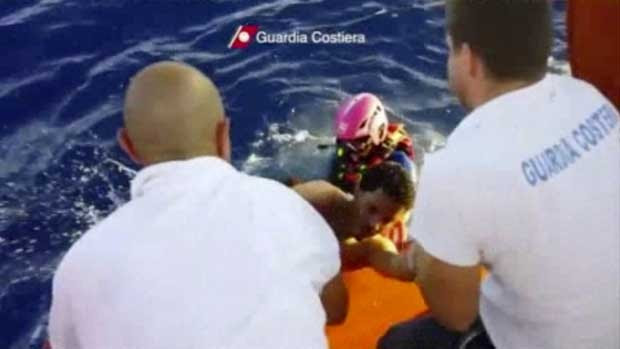Imagem mostra resgate de sobrevivente de naufrágio na Itália (Foto: Guarda Costeira da Itália/ AP)