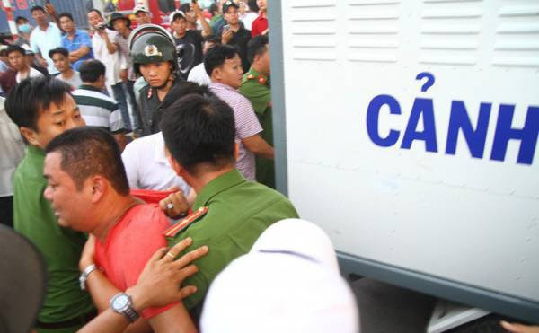 Công an đưa một tài xế bị cho là quá khích về trụ sở làm việc.