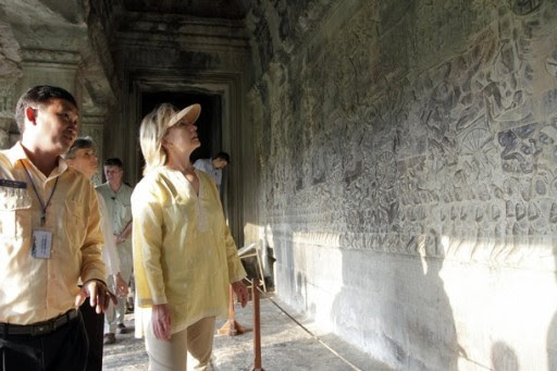 U.S. Secretary of State Hillary Clinton (C) visits the Angkor Wat in Siem Reap October 31, 2010. Clinton's visit to Cambodia is the first by a U.S. Secretary of State since 2003. REUTERS/Chor Sokunthea (CAMBODIA - Tags: POLITICS)