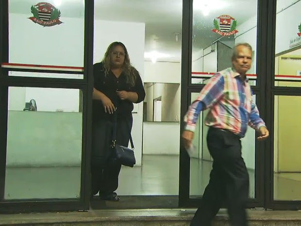 Mulher foi levada para a delegacia (Foto: TV Globo/Reprodução)