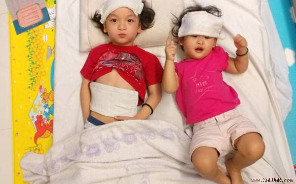 Cậu bé Joel 4 tuổi lên cơn sốt.