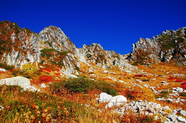 紅葉と山登りの写真 千畳敷カール 木曽駒ケ岳 濃ヶ池