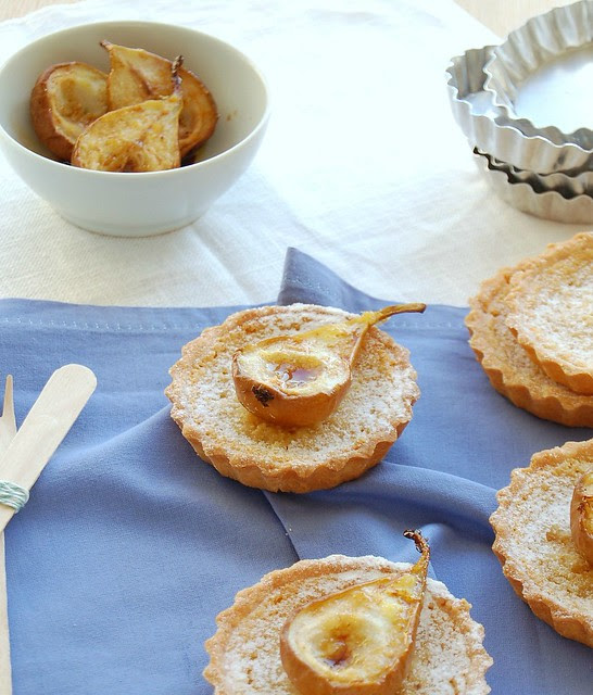 Little almond crostate with roast pears / Tortinhas de amêndoa com pêras assadas