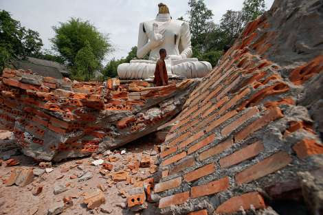 Kuil Wat Rongkhun, yang di kalangan wisatawan dikenal sebagai Kuil Putih, mengalami kerusakan hebat. Pada kuil lainnya, kepala patung Budha jatuh.
