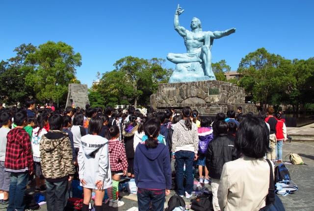 長崎の旅 その２９ 平和公園 ２ 折鶴の塔 と 長崎の鐘 質素な写真展示室