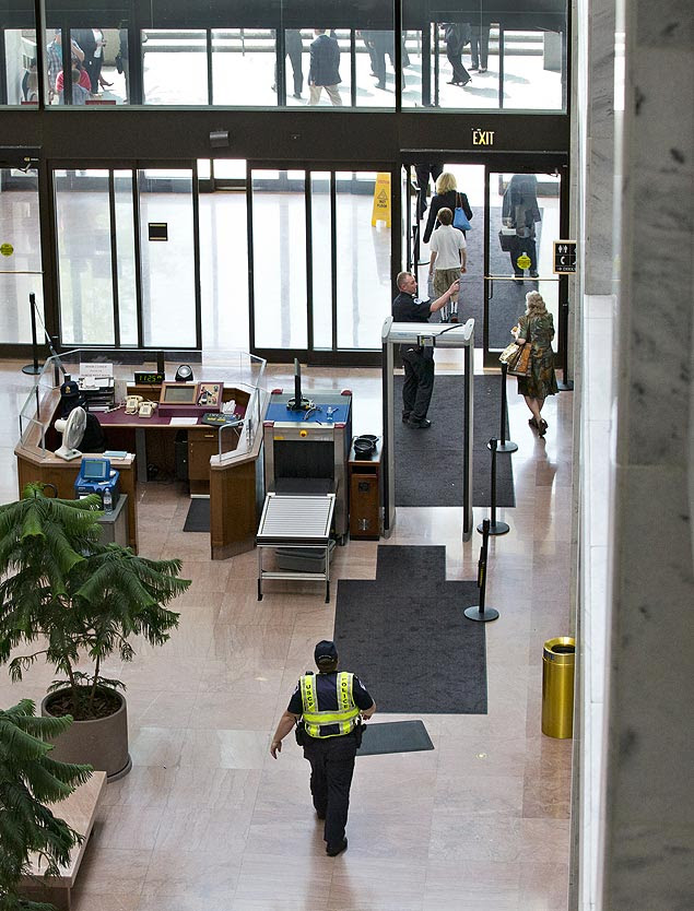 Policial do Capitólio ordena que funcionários saiam do prédio Hart, que foi esvaziado após substância suspeita ser encontrada