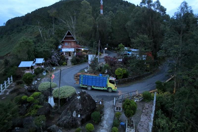 Mengagumi Danau Toba dari Menara Tele  2
