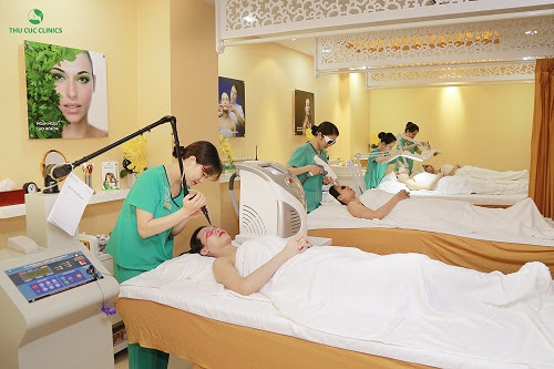 Với tình trạng da gặp thương tổn do sẹo mụn, thâm nám... thì ngoài việc chăm sóc với sản phẩm chiết xuất tự nhiên, Thu Cúc Clinics sẽ kết hợp điều trị thẩm mỹ với công nghệ hiện đại Blue Light, laser YAG, Hifu - Thermage... Ưu đãi cho nhóm dịch vụ này sẽ là 35%