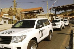 Un convoy de vehículos de la ONU, en los que viajan los inspectores que investigan el empleo de armas químicas en Siria, entra a Líbano desde Siria por el puesto de control fronterizo de Masnaa (Líbano), este lunes 30 de septiembre de 2013. EFE