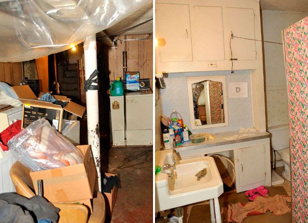 Entrada do cativeiro e banheiro (Foto: Cuyahoga County Prosecutor's Office/Reuters)