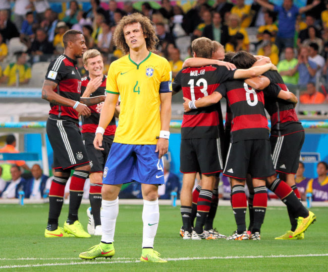 前半２９分 ５失点目を喫し 顔をしかめるブラジルのダビドルイス ４ と喜ぶドイツの選手たち 後方 上田潤撮影 14ワールドカップ ブラジル対 ドイツ 準決勝 13 18 の写真 朝日新聞デジタル スポーツ写真特集