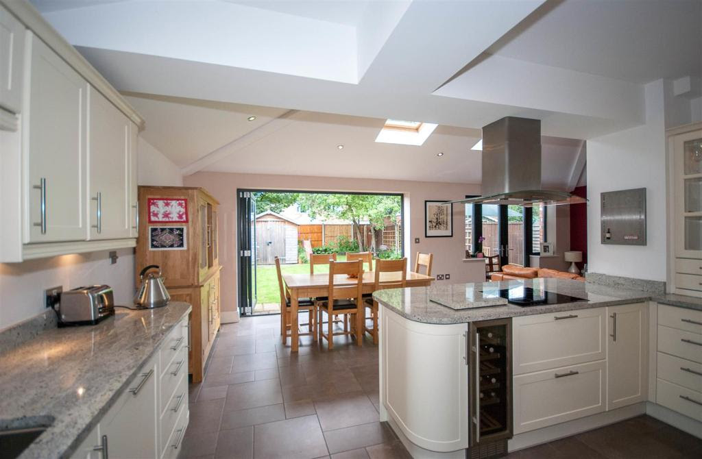 3 bedroom semi-detached house for sale in Springfield ...