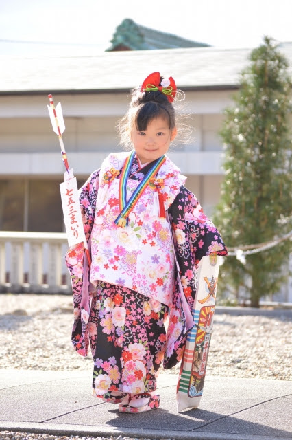 女の子の七五三はいつ 3歳と7歳に着る着物の違いは 16版年齢早見表