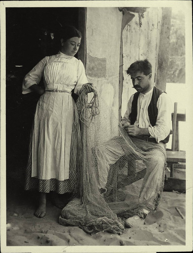 Fabricando redes para la captura de peces o pájaros a principios del siglo XX. Fotografía de D. Pedro Román Martínez. Diputación de Toledo, Centro de Estudios Juan de Mariana