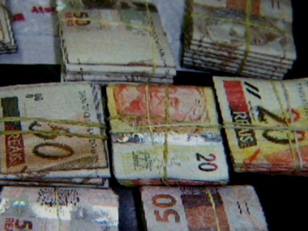 Dinheiro deixado por cliente em hipermercado de Limeira (Foto: Reprodução EPTV)
