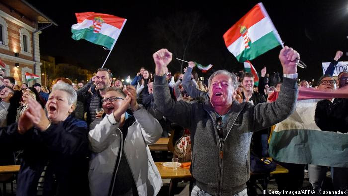 Ungarn Wahlen Orban Anhänger Wahlsieg Jubel (Getty Images/AFP/A. Kisbenedek)