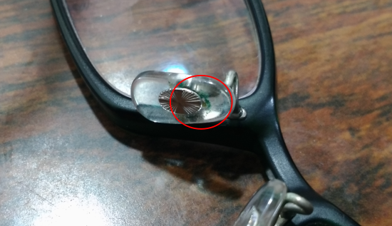 メガネの鼻当てについた緑の付着物を取る方法
