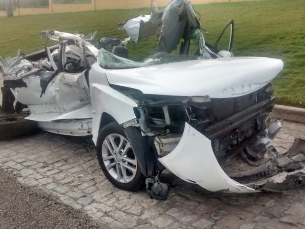 Carro ficou completamente destruído após acidente na BR-232 (Foto: Divulgação/PRF)