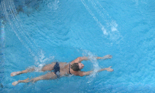 Girl in Bikini in the Pool par Greg Robbins