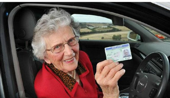 Nenek pikun dengan santai memperlihatkan SIM nya kepada polisi Olofstrom.  Nenek minta maaf telah salah bawa mobil, padahal mobil miliknya ditinggal di garasi rumahnya.