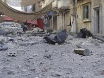 Homem anda de bicicleta no centro de Homs. Pelo menos 80 soldados sírios foram mortos no fim de semana por rebeldes, disse um grupo de oposição nesta segunda-feira, em mais um sinal de que o cessar-fogo implementado em abril fracassou. 03/06/2012 REUTERS/Waleed Faris/Handout