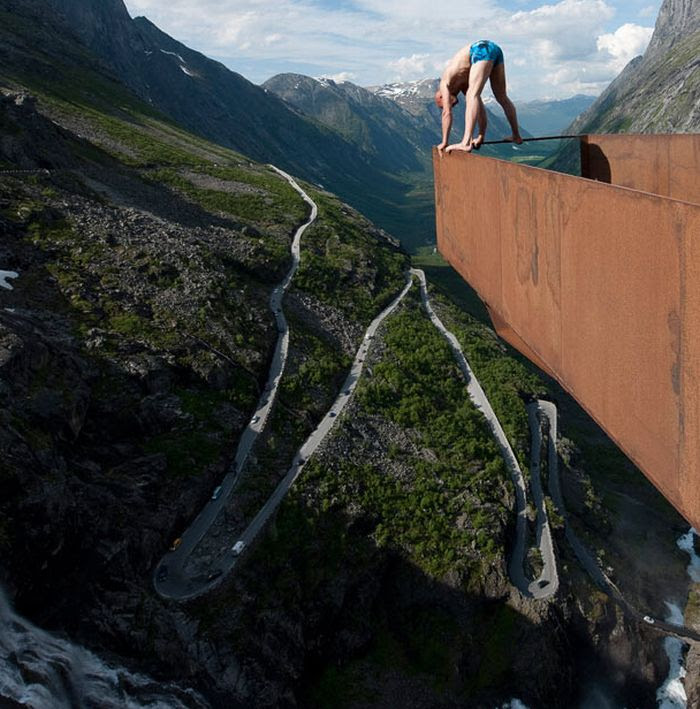 Balancing on the Edge of a Cliff (18 pics)