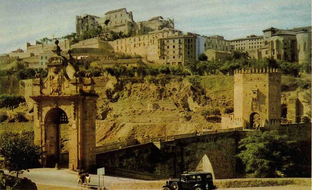 Alcázar destruido y Fonda de la Caridad aún en ruinas hacia 1950
