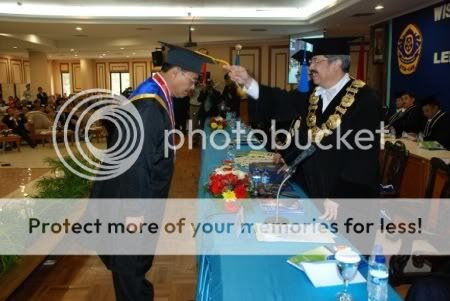 Ini Alasan Ritual Pemindahan Tali Toga Saat Wisuda [ www.BlogApaAja.com ]
