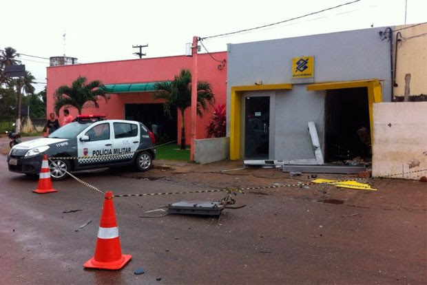 Quadrilha explodiu caixa de banco e fugiu com o dinheiro em Extremoz  (Foto: Matheus Magalhães/G1)