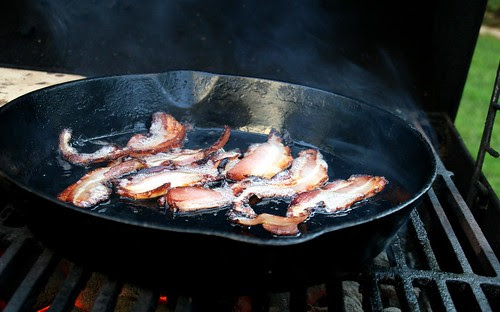 Frying bacon on the grill