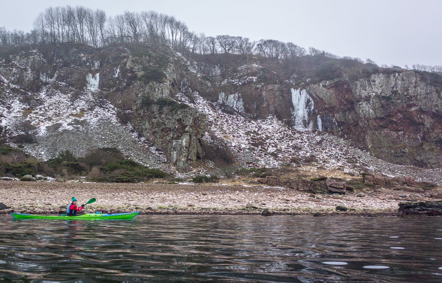 Lite snö och isfall på de mest skuggiga partierna