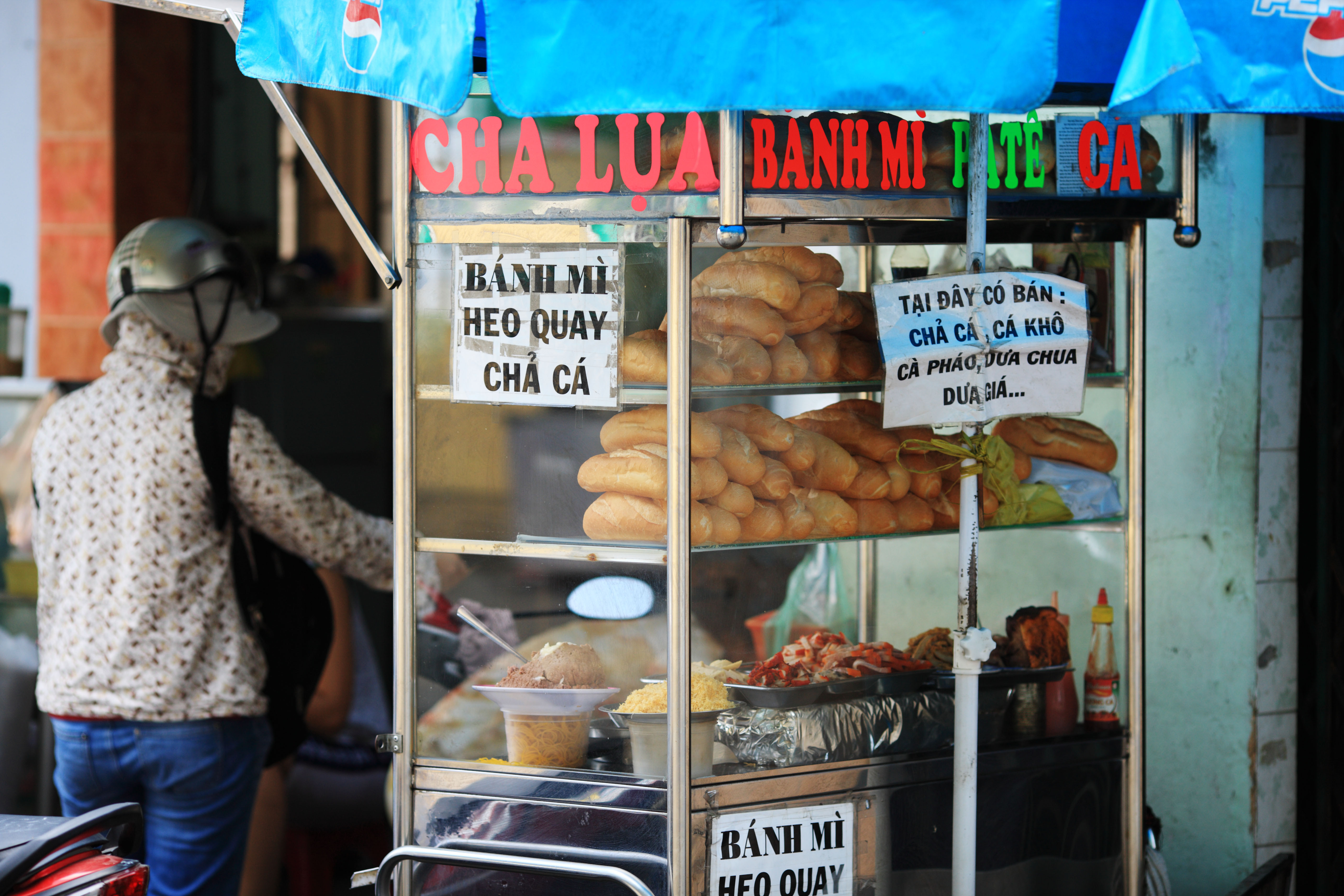 ゆんフリー写真素材集 No フランスパン売り ベトナム ホーチミンシティ