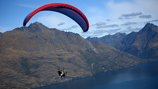 Jennifer vestida de noiva pulando de parapente na Nova Zelândia (Foto: Reprodução)