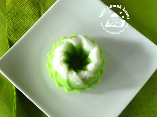 Puteri  Ayu (steamed mini pandan sponge cake)