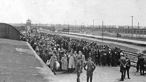 Llegada de un transporte de judíos húngaros al campo de exterminio de Auschwitz en mayo de 1944