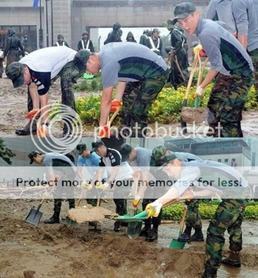 Lee Junki helping on flood relief operation
