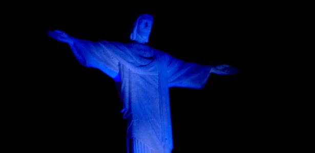 Monumento do Cristo Redentor recebe iluminação azul durante campanha para erradicar a poliomielite