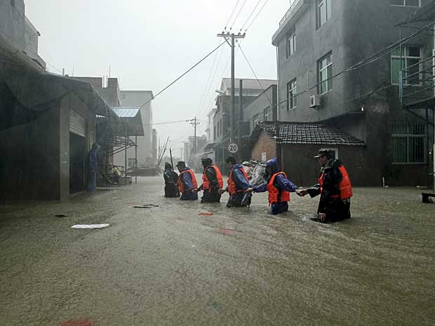Tufão ‘Soudelor’ provocou inundações na cidade de Ningde, província de Fujian, na China (Foto: Reuters)